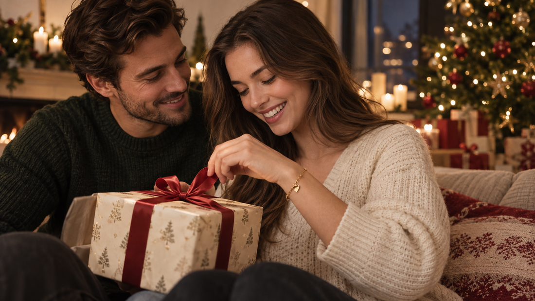 Frau trägt ein goldenes Partnerarmband mit Herz zu Weihnachten