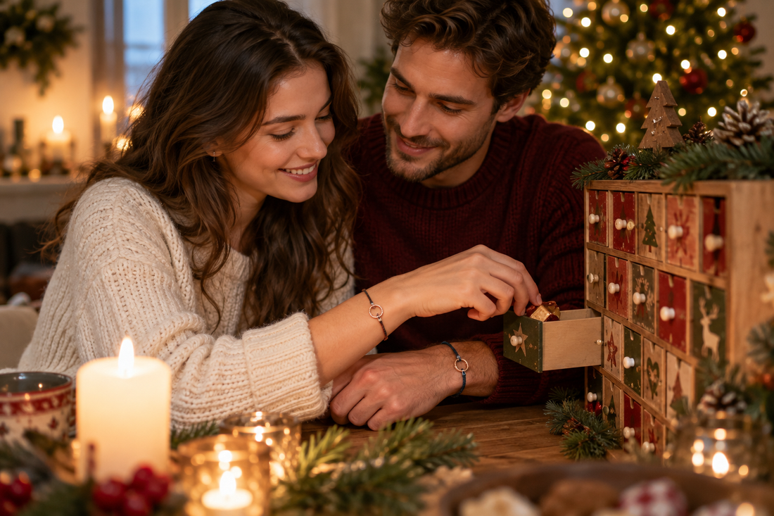 Paar trägt Partnerarmbänder beim Öffnen eines Adventskalenders