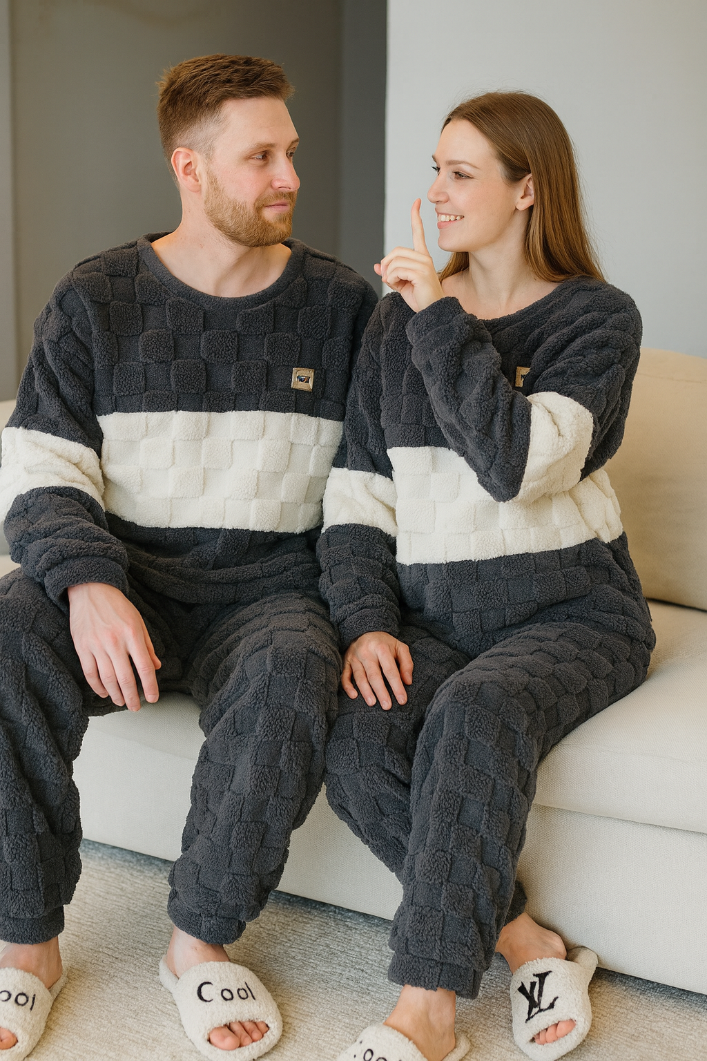 grau-weisser-matching-pyjamas-couple