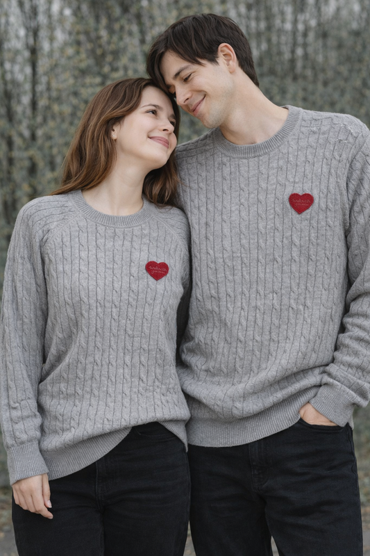 grauer-pullover-mit-herz