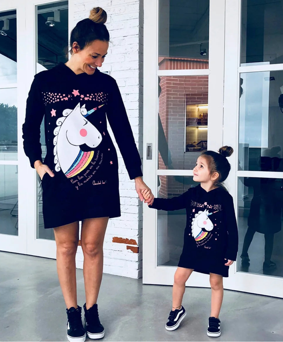 festliche-kleider-madchen-und-mutter