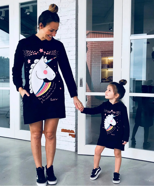 festliche-kleider-madchen-und-mutter