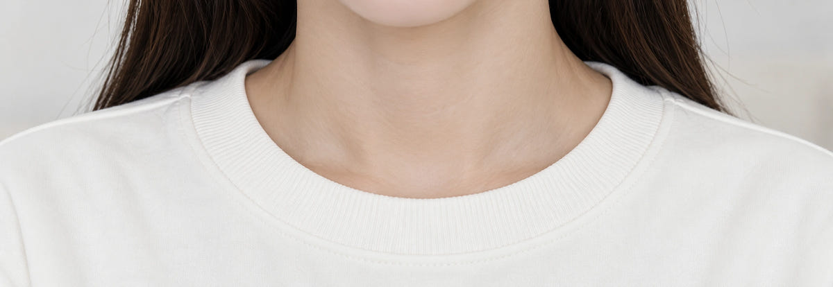 Weißer Pullover – Rundhalsausschnitt in Nahansicht