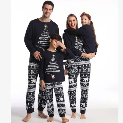Familie im dunkelblauen Weihnachtspyjama – Lieferantenansicht