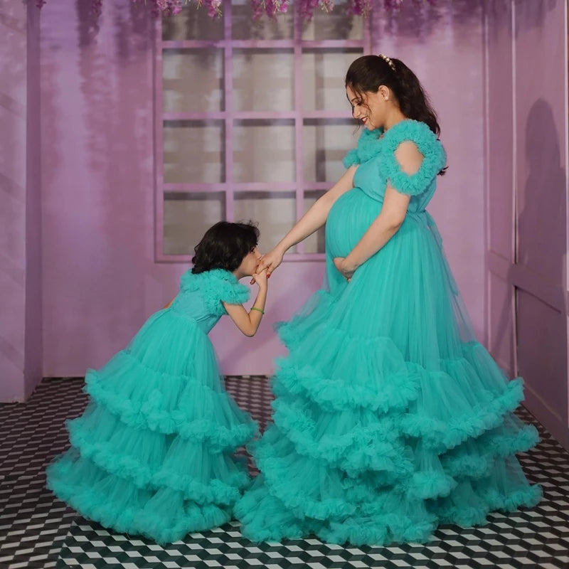 pregnant-mom-and-daughter-outfits