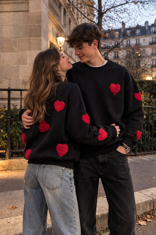 schwarzer-pullover-mit-roten-herzen