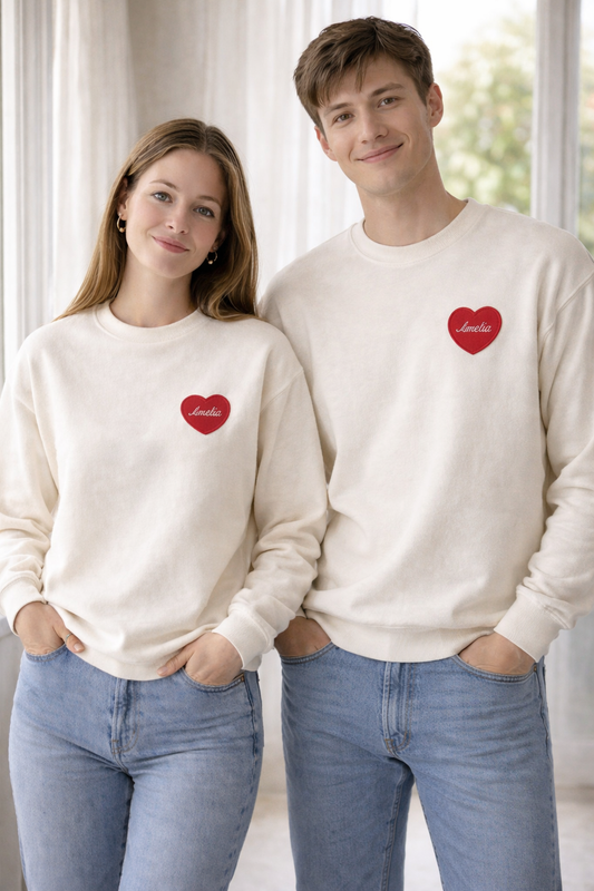 weisser-pullover-mit-roten-herzen