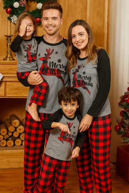 weihnachtspyjama-familie-mit-rentier