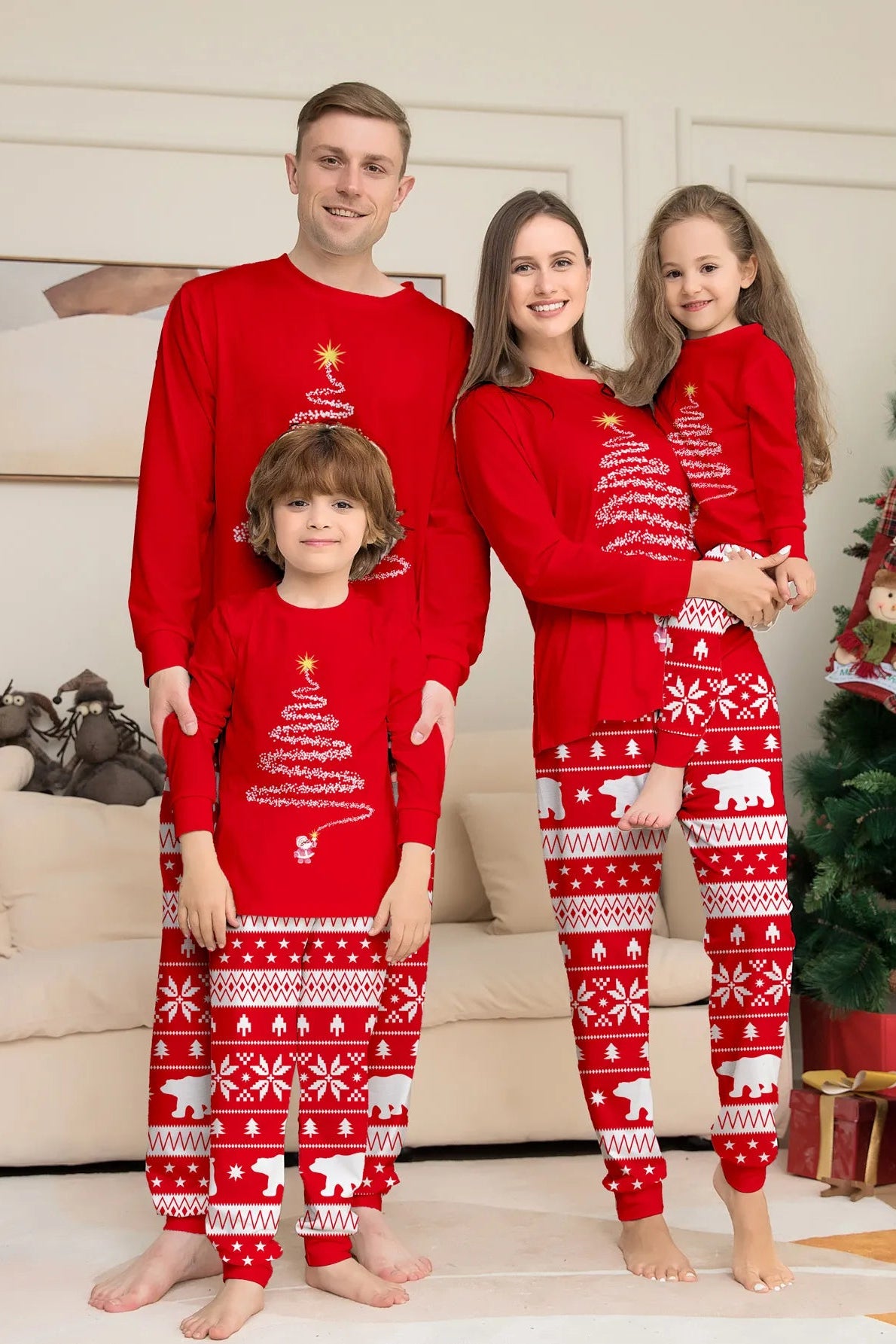 weihnachtspyjama-familie-mit-tannenbaum