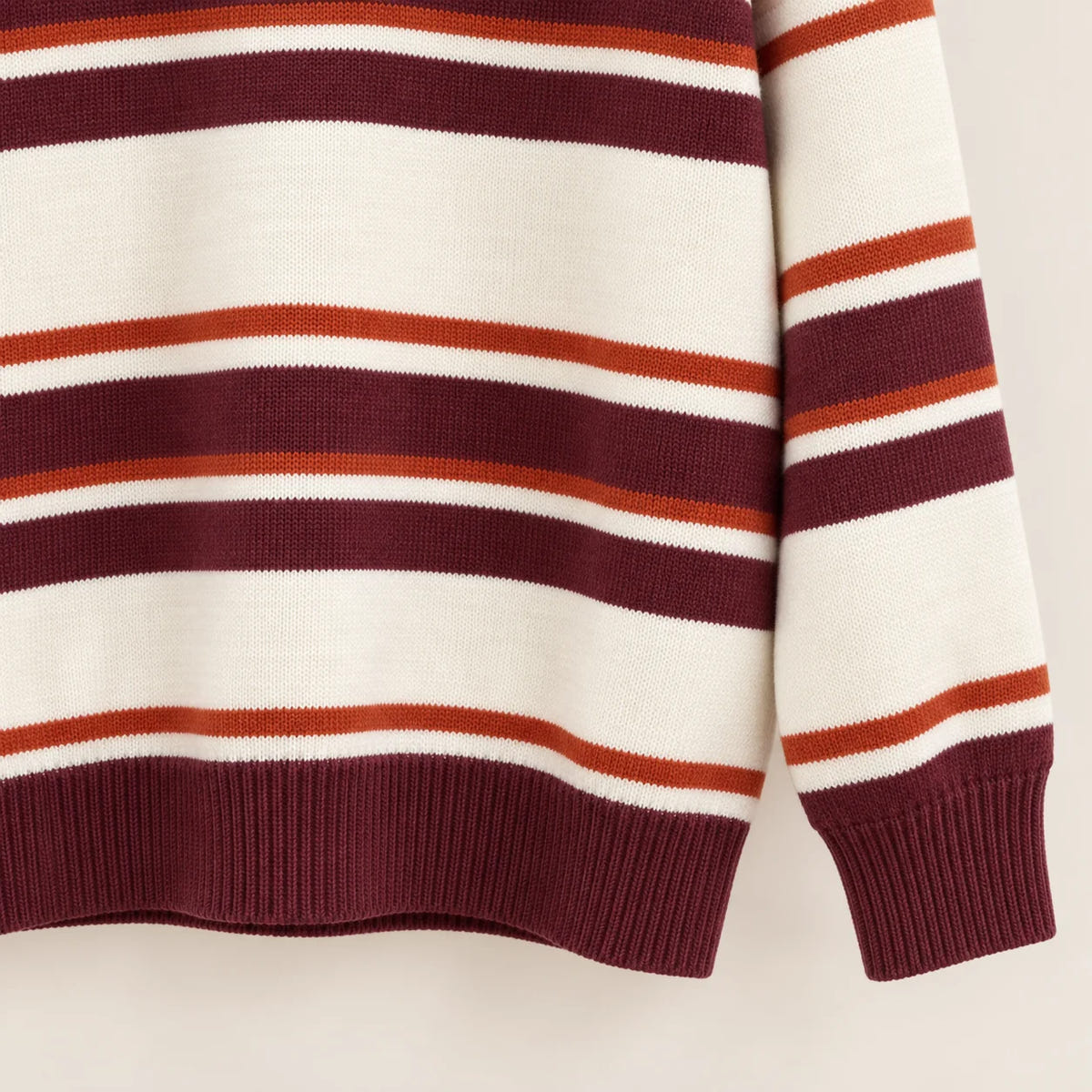 Gestreifter Pullover – Burgunderroter Bund und Saum