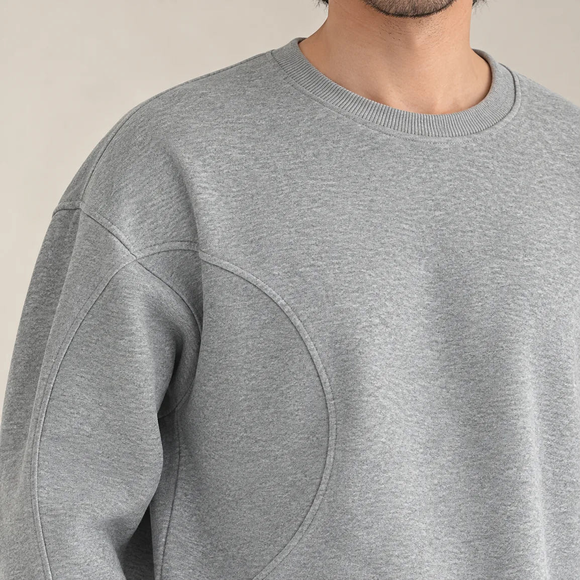 Graues Sweatshirt – Rundhals und Vordernaht