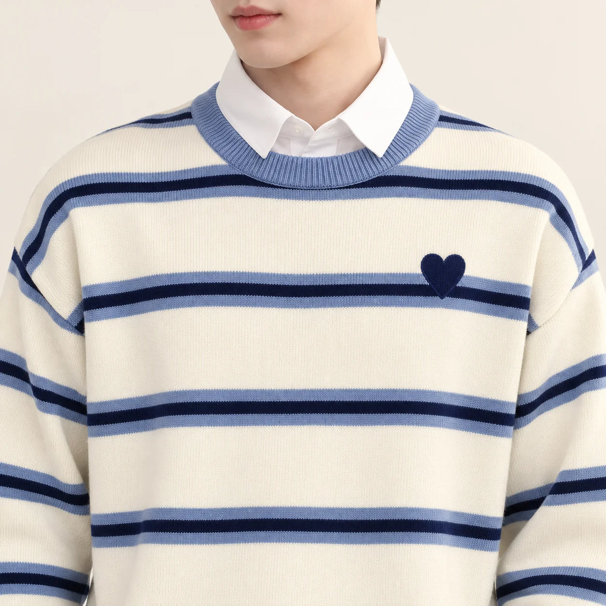 Blauer Partnerpullover – Rundhals und Herz im Detail