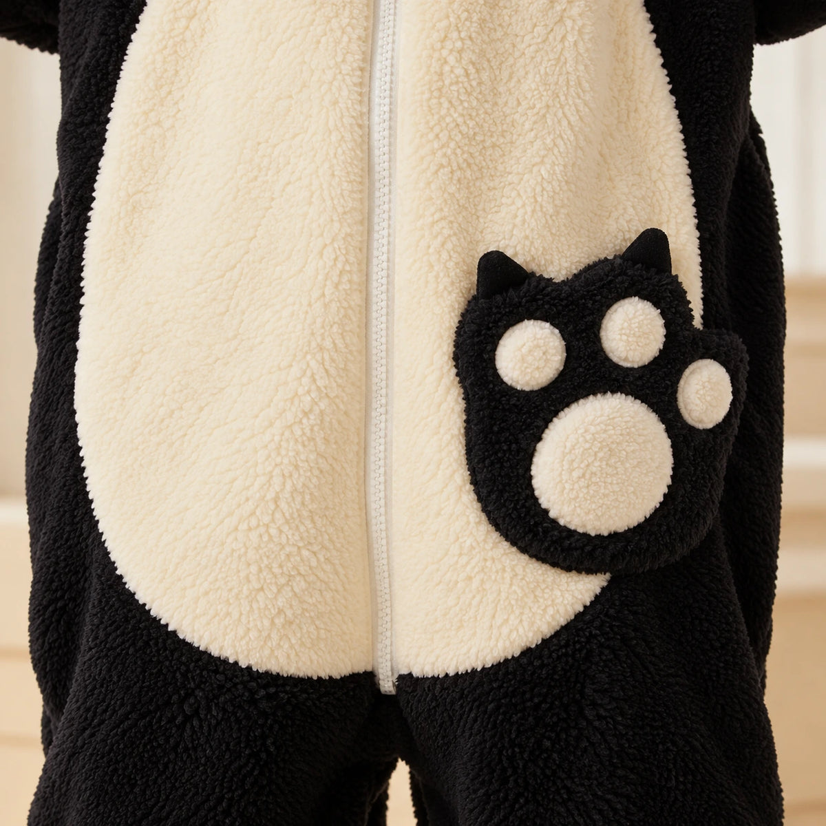 Schwarzer Dinosaurier-Pyjama – Tatzenmotiv
