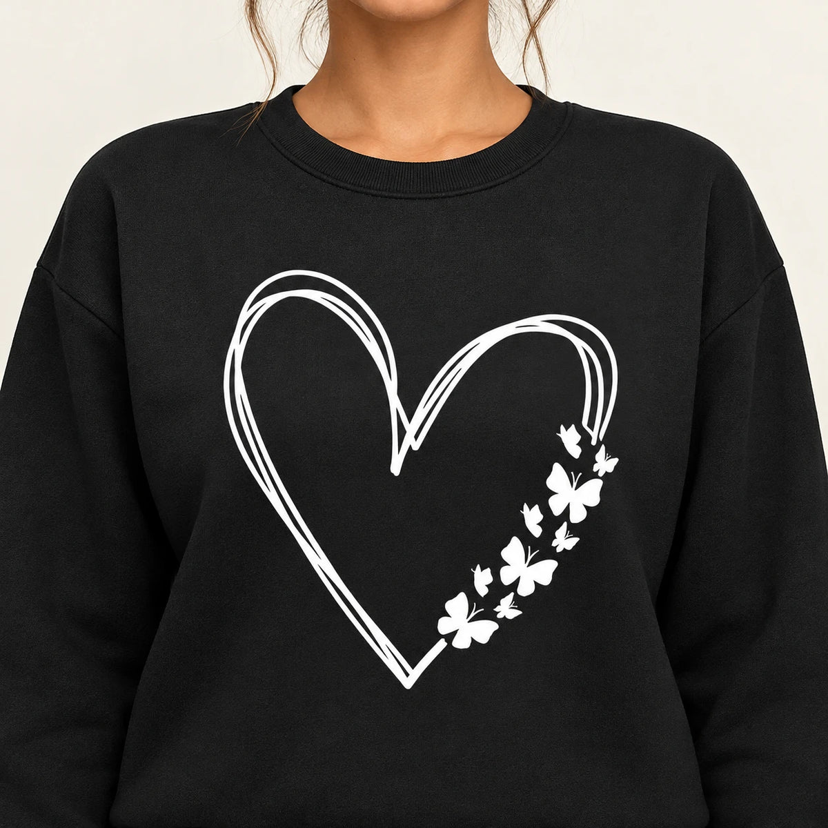 Schwarzer Pullover – Herz und Schmetterlinge im Detail