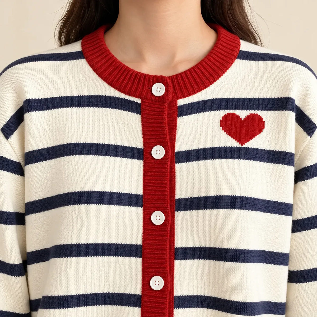 Gestreifte Strickjacke – Rote Knopfleiste und Herz