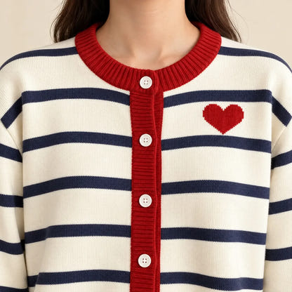 Gestreifte Strickjacke – Rote Knopfleiste und Herz