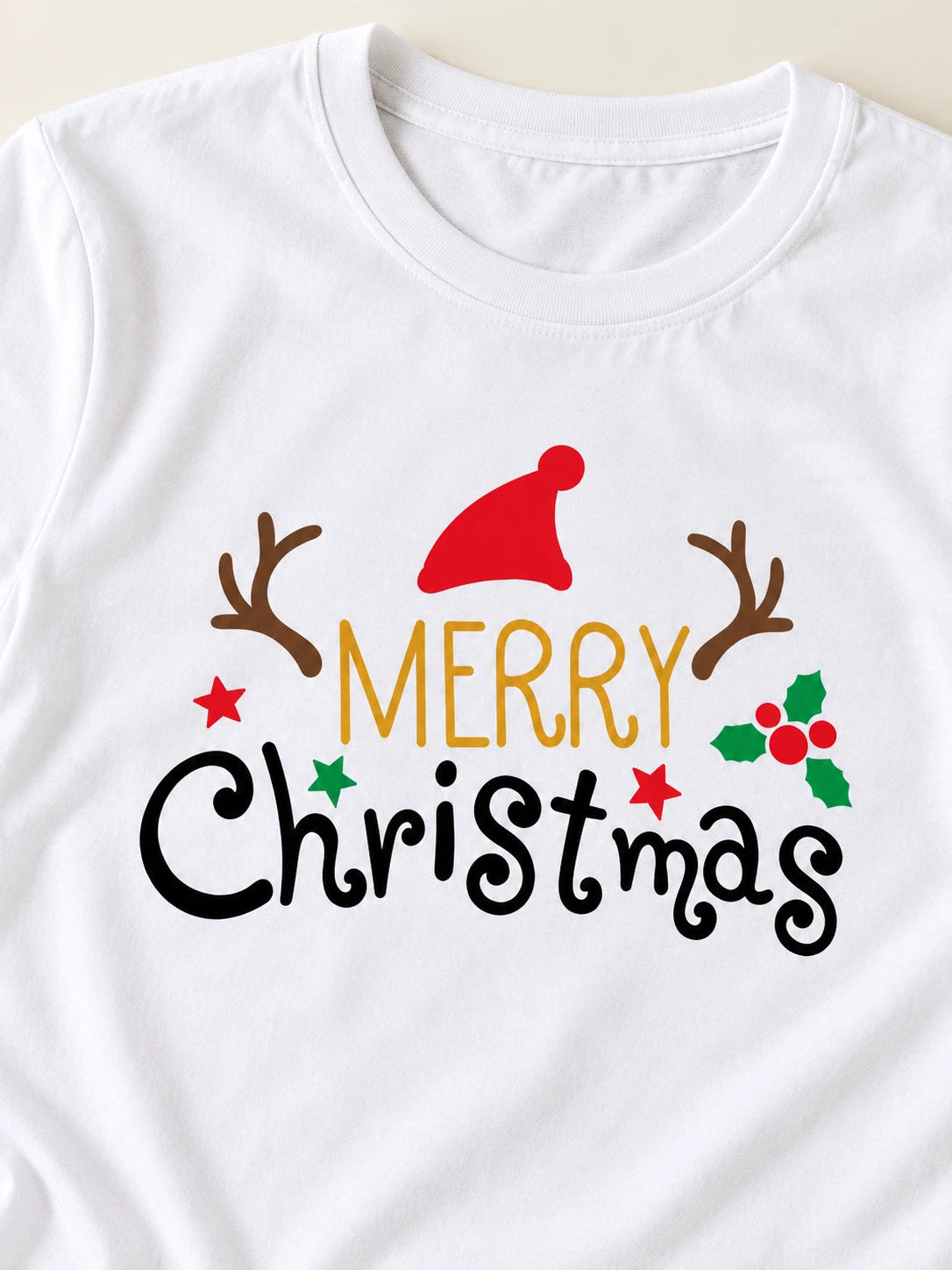 T Shirt Merry Christmas Family – Vorderansicht des Weihnachtsmotivs auf weißem T-Shirt