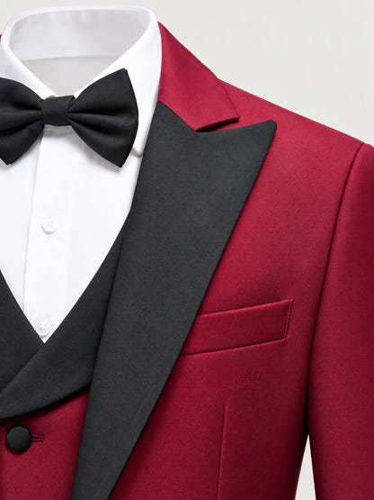 Vater Sohn Outfit Anzug – Detail des bordeauxroten Jacketts mit schwarzem Revers und Brusttasche