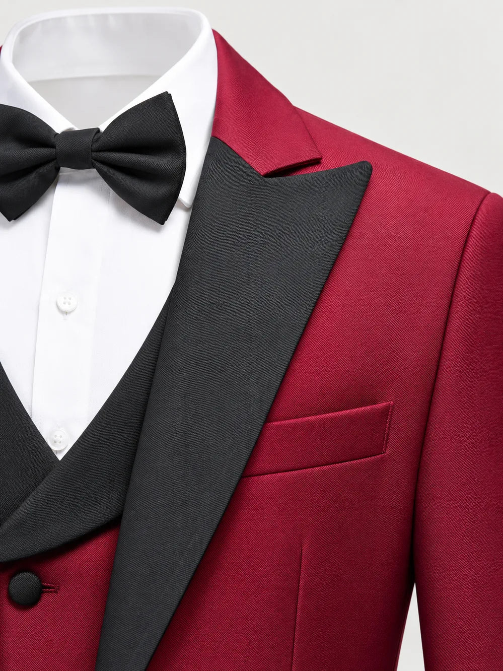 Vater Sohn Outfit Anzug – Detail des bordeauxroten Jacketts mit schwarzem Revers und Brusttasche