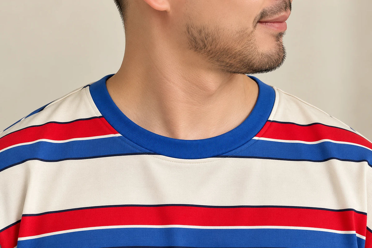 Vater Sohn Partnerlook – Detail des blauen Rundhalsausschnitts und der rotblauen Streifen