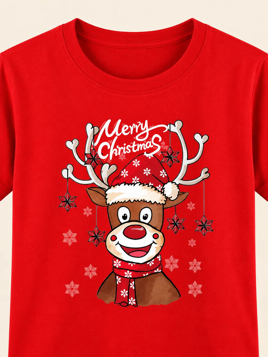 Weihnachts-T-Shirt Familie Rentier – Detail des roten T-Shirts mit Rentier, Weihnachtsmütze und Merry-Christmas-Aufdruck