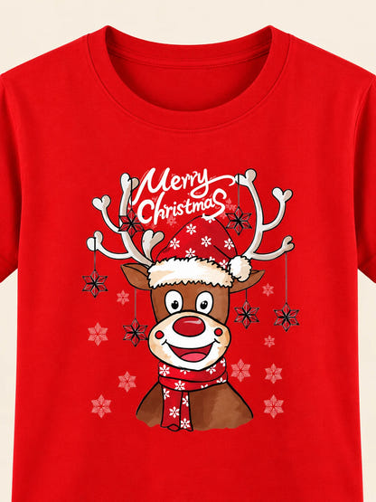 Weihnachts-T-Shirt Familie Rentier – Detail des roten T-Shirts mit Rentier, Weihnachtsmütze und Merry-Christmas-Aufdruck