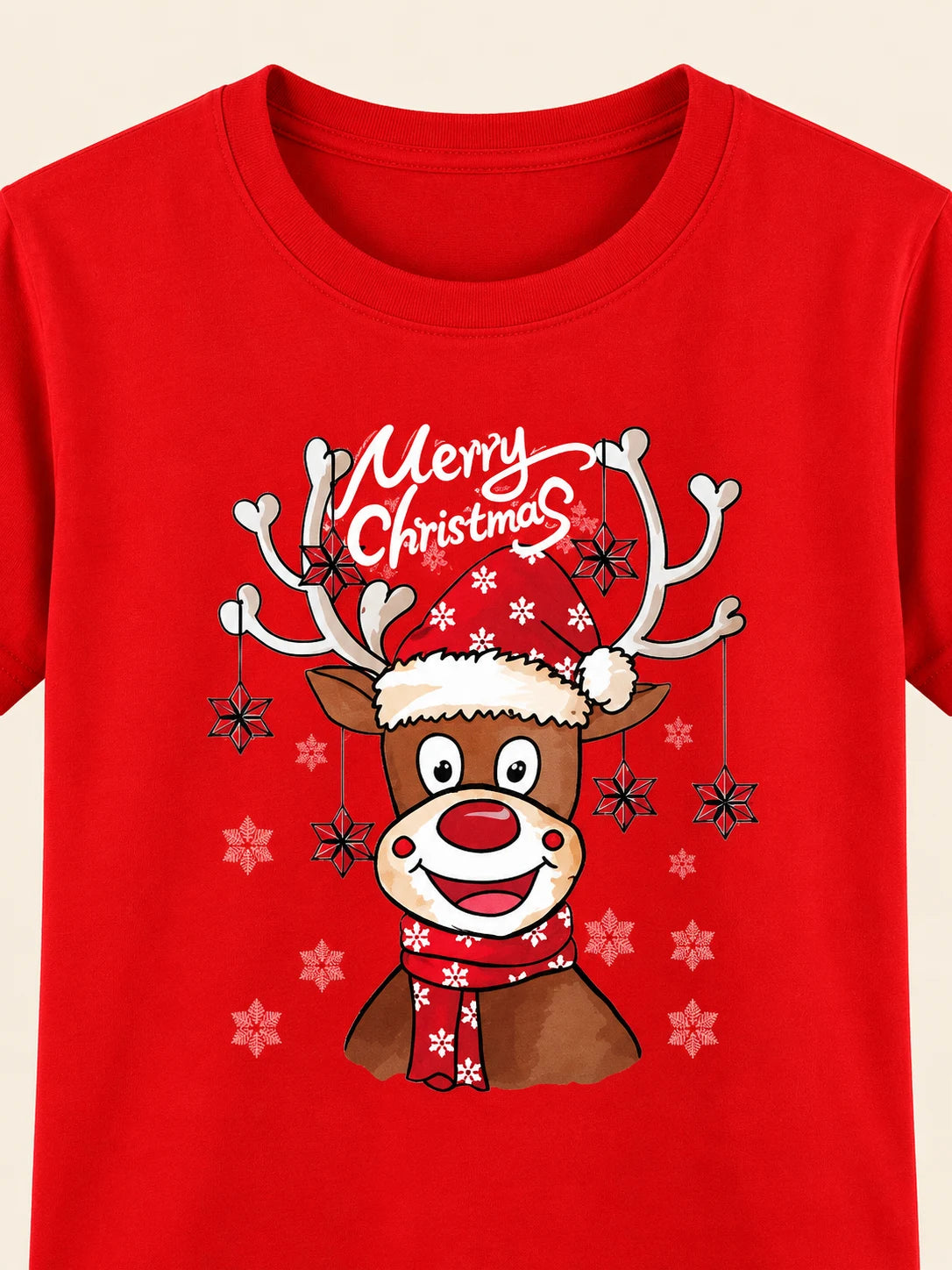 Weihnachts-T-Shirt Familie Rentier – Detail des roten T-Shirts mit Rentier, Weihnachtsmütze und Merry-Christmas-Aufdruck